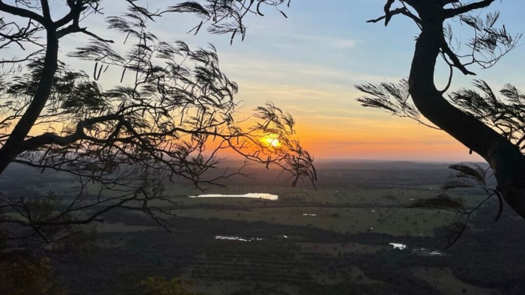Pôr do Sol no Mirante do Morro do Paxixi. Fonte_ Fábio Mazziotti - Roteiros do Paxixi