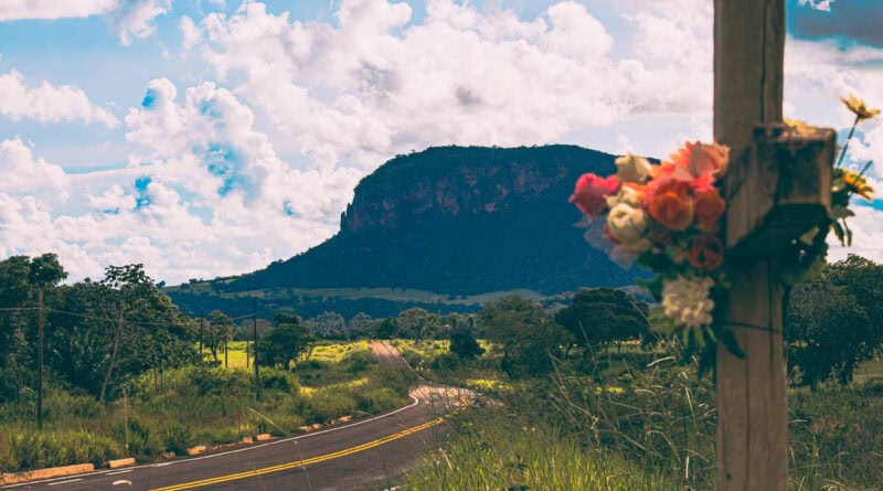95 anos de Piraputanga — paisagem do Morro do Chapéu na Estrada Parque